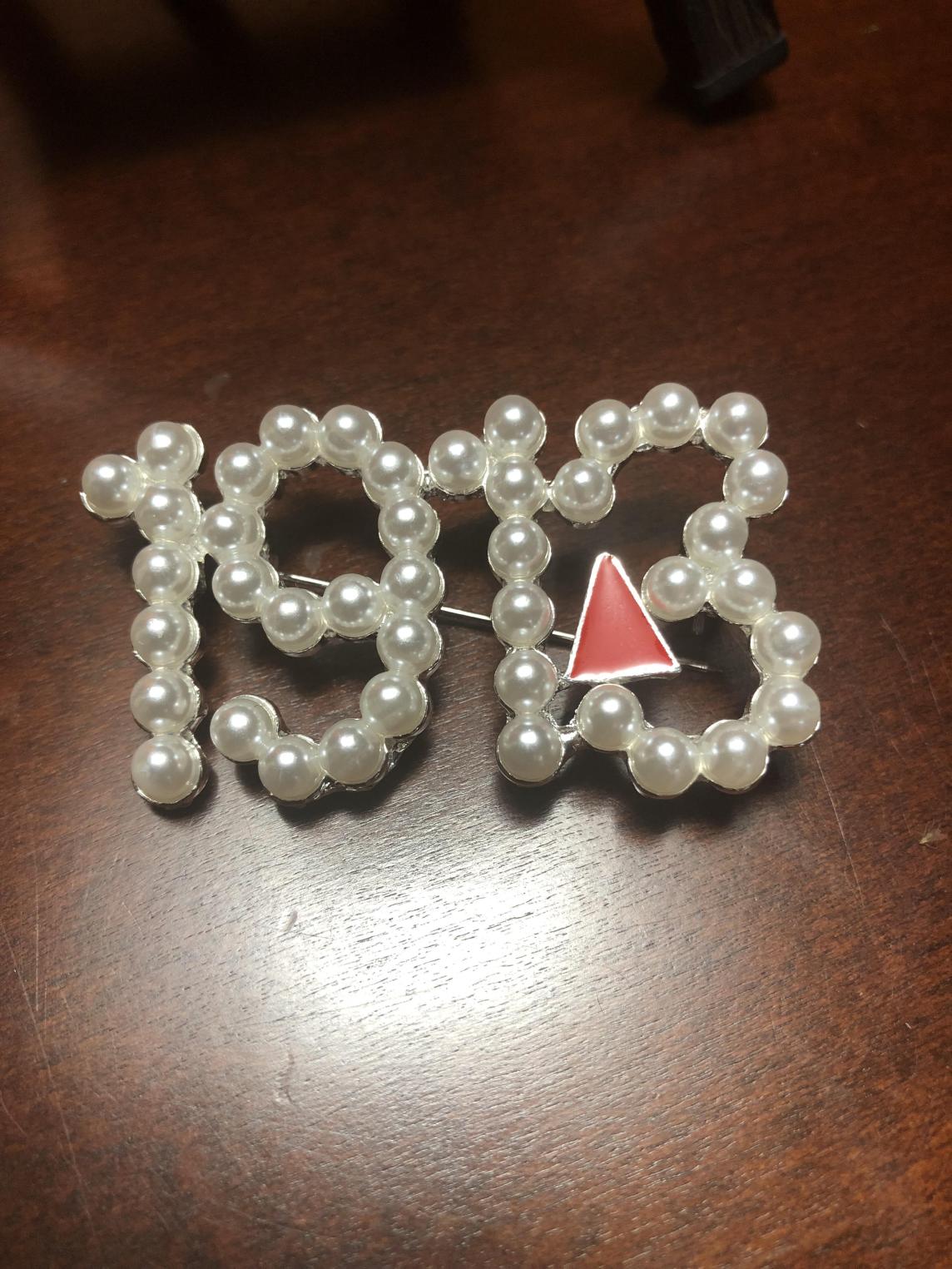 1913 White Pearls Pin