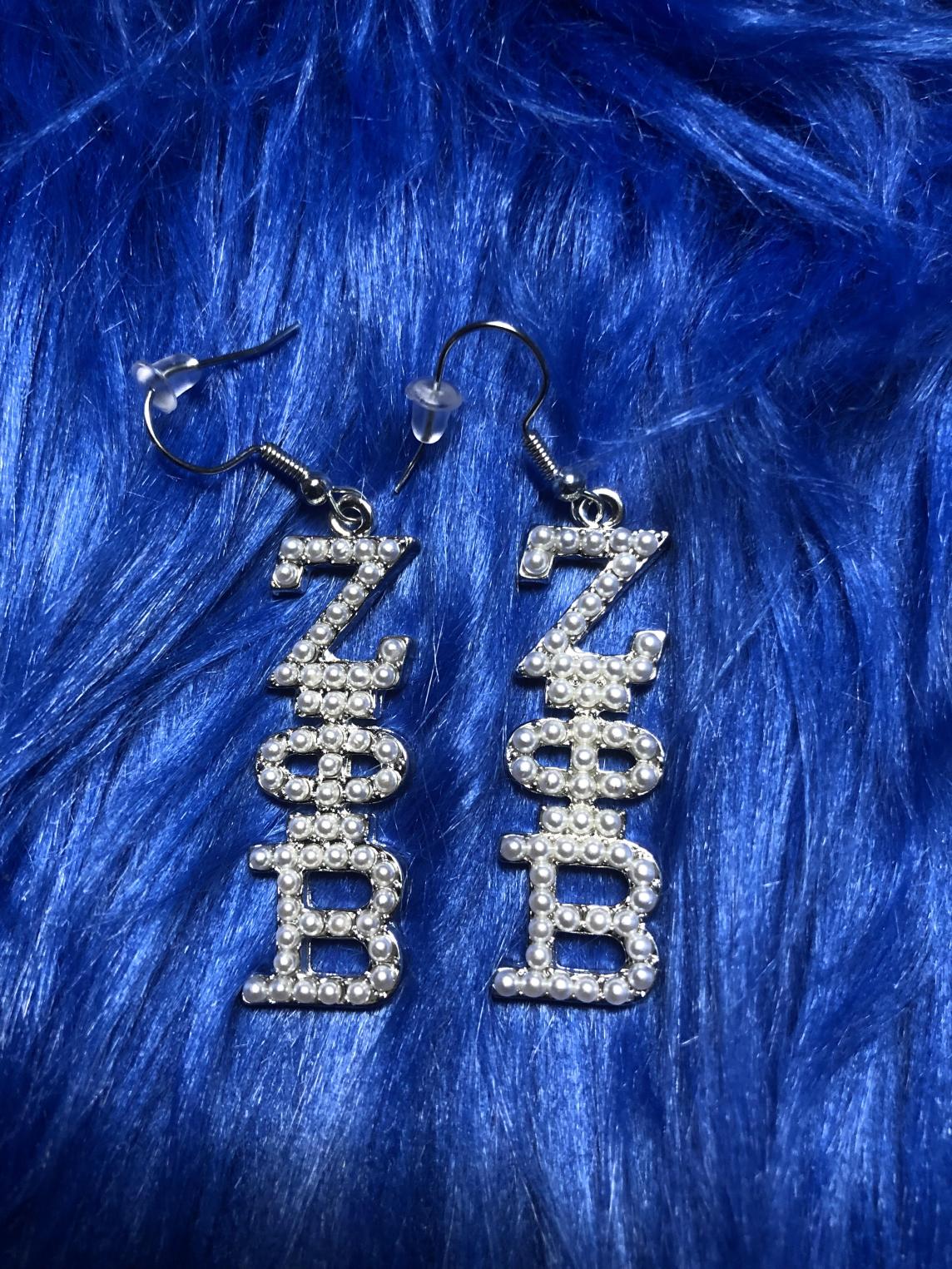 ZETA White Pearls Earrings