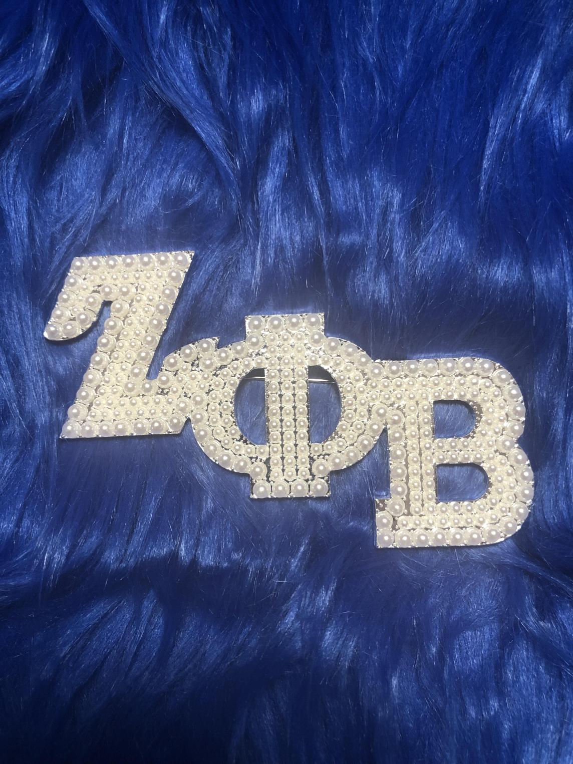 Zeta Jumbo Pin in White Pearls