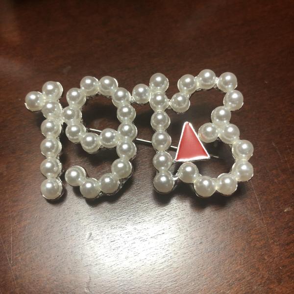 1913 White Pearls Pin
