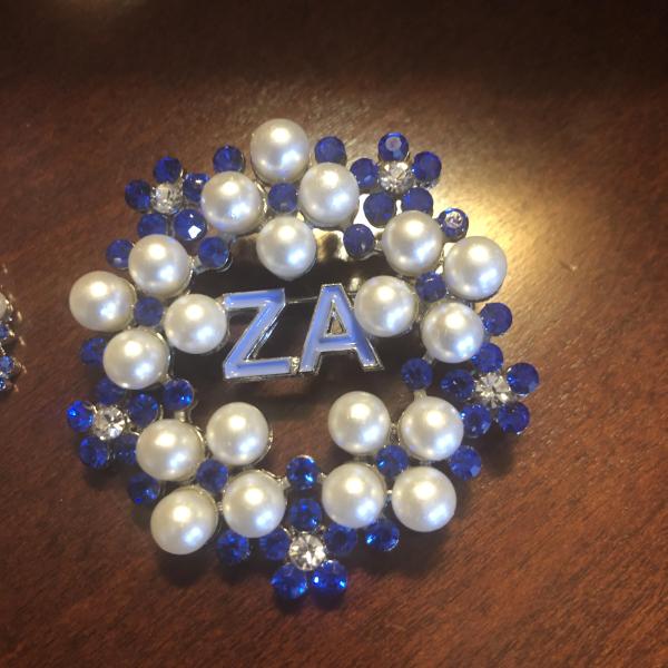 Zeta Amicae Wreath Pin