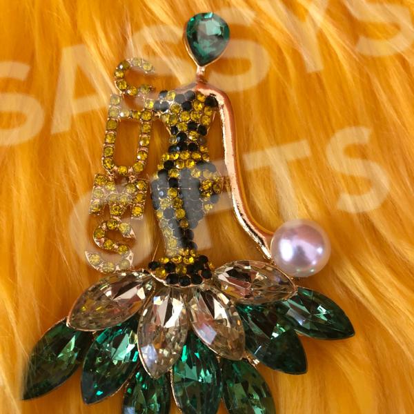 CHUMS Lady Diva Brooch