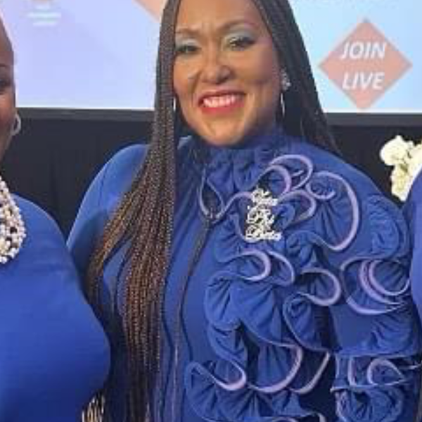 Zeta Swirl Pin in White Pearls