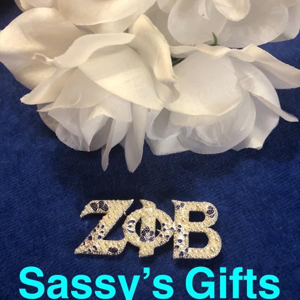 Zeta White Pearls Pin with Specs of Blue